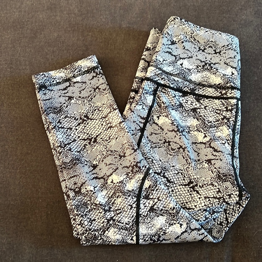 ZYIA Cobra Metallic Pocket Light n Tight Hi-Rise Capri